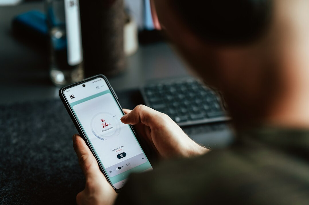 person using fact checking app